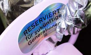 Ein pinker Stuhl mit der Aufschrift "Reserviert für zukünftige Generationen"